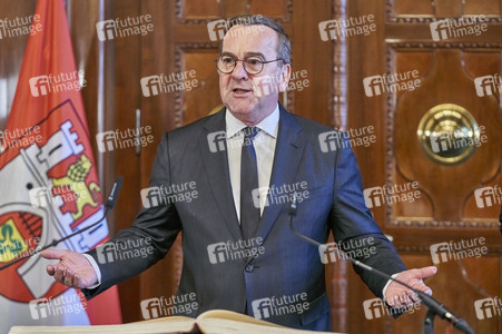 Boris Pistorius beim Eintrag in das Goldene Buch der Stadt Hannover