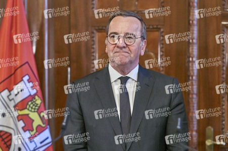 Boris Pistorius beim Eintrag in das Goldene Buch der Stadt Hannover