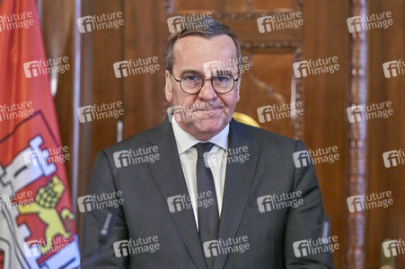 Boris Pistorius beim Eintrag in das Goldene Buch der Stadt Hannover