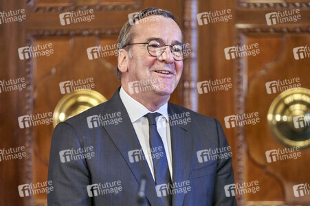 Boris Pistorius beim Eintrag in das Goldene Buch der Stadt Hannover