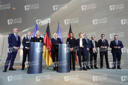 Übergabe des Jahresgutachtens der gesamtwirtschaftlichen Entwicklung in Berlin