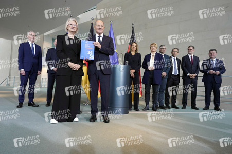 Übergabe des Jahresgutachtens der gesamtwirtschaftlichen Entwicklung in Berlin