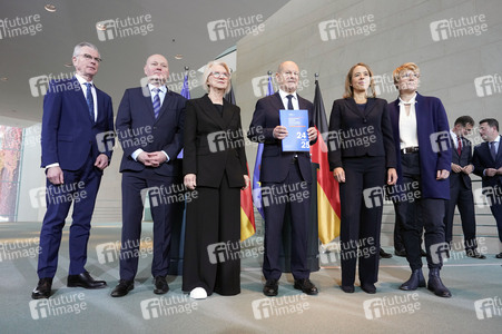 Übergabe des Jahresgutachtens der gesamtwirtschaftlichen Entwicklung in Berlin