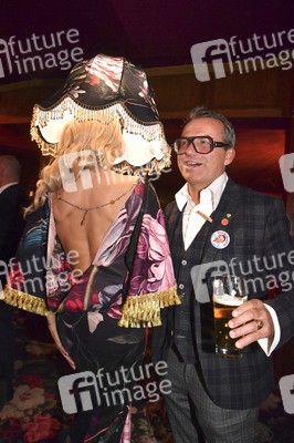 Teatro Dinner Show-Premiere 'Taste The Act of Show & Cuisine' in München