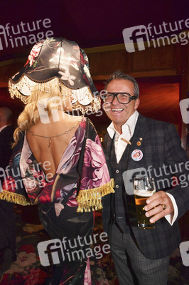 Teatro Dinner Show-Premiere 'Taste The Act of Show & Cuisine' in München