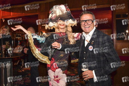 Teatro Dinner Show-Premiere 'Taste The Act of Show & Cuisine' in München