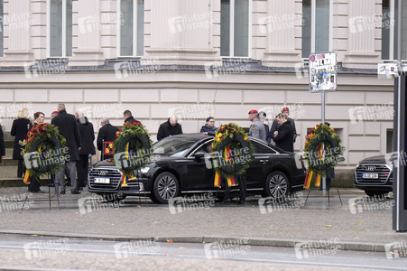 Kranzniederlegung zum Volkstrauertag in Berlin