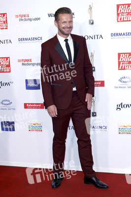 Goldene Bild der Frau 2024 in Hamburg