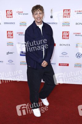 Goldene Bild der Frau 2024 in Hamburg