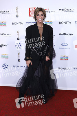 Goldene Bild der Frau 2024 in Hamburg