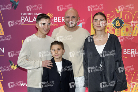 Young Show 'Frida & Frida' in Berlin