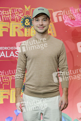 Young Show 'Frida & Frida' in Berlin