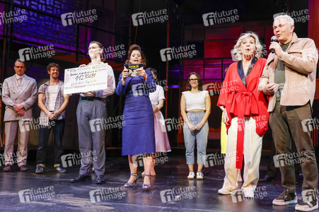 Spendenscheckübergabe zum Welt-Aids-Tag 2024 in Berlin