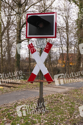 Symbolfoto unbeschrankter Bahnübergang