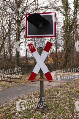 Symbolfoto unbeschrankter Bahnübergang