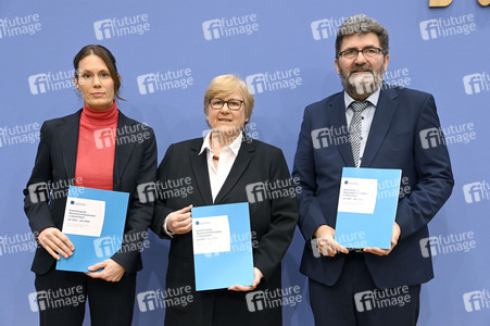 Bundespressekonferenz Menschenrechtsbericht in Berlin