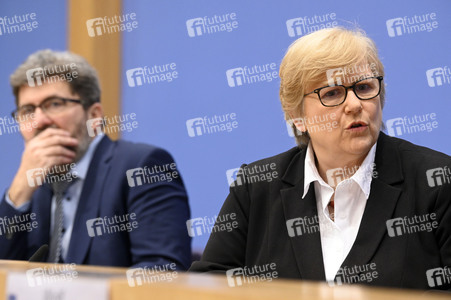 Bundespressekonferenz Menschenrechtsbericht in Berlin