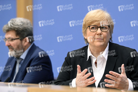 Bundespressekonferenz Menschenrechtsbericht in Berlin