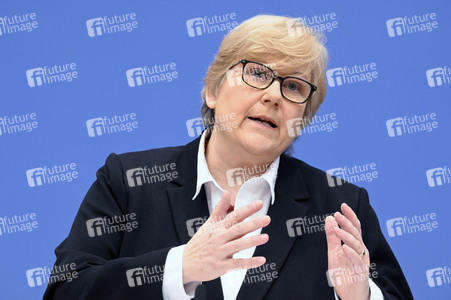 Bundespressekonferenz Menschenrechtsbericht in Berlin