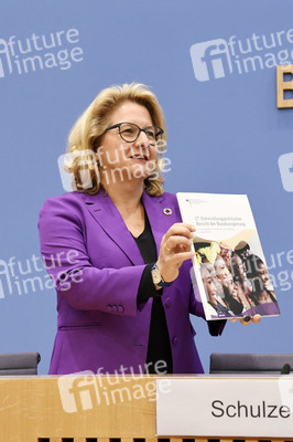 Bundespressekonferenz Vorstellung des 17. Entwicklungspolitischen Berichts der Bundesregierung in Berlin