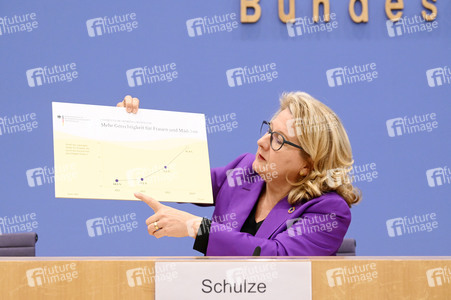 Bundespressekonferenz Vorstellung des 17. Entwicklungspolitischen Berichts der Bundesregierung in Berlin