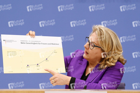Bundespressekonferenz Vorstellung des 17. Entwicklungspolitischen Berichts der Bundesregierung in Berlin