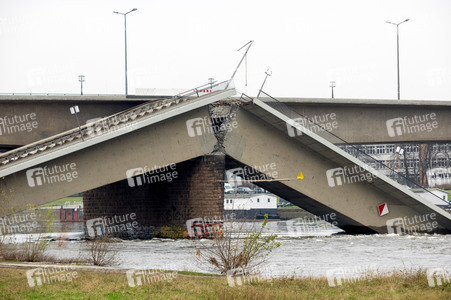 Die eingestürzte Carolabrücke in Dresden