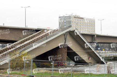 Die eingestürzte Carolabrücke in Dresden