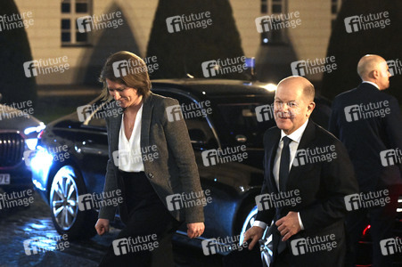 Olaf Scholz bei der Ankunft beim Bundespräsidenten in Berlin