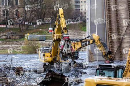 Abrissarbeiten an der Carolabrücke in Dresden