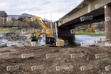 Abrissarbeiten an der Carolabrücke in Dresden