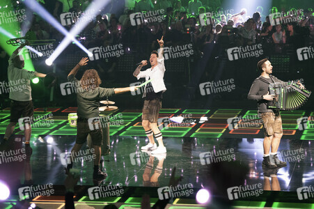 TV-Show 'Silvester-Schlagerbooom 2025 live - Die Wunderlichtershow!' in München