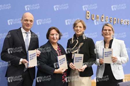 Bundespressekonferenz 'Impuls für messbare Bildungsziele' in Berlin