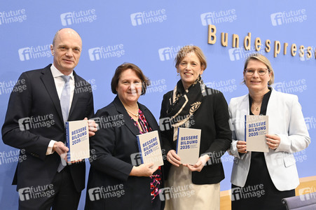 Bundespressekonferenz 'Impuls für messbare Bildungsziele' in Berlin