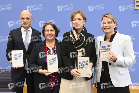 Bundespressekonferenz 'Impuls für messbare Bildungsziele' in Berlin