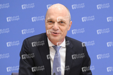 Bundespressekonferenz 'Impuls für messbare Bildungsziele' in Berlin