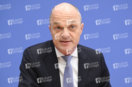 Bundespressekonferenz 'Impuls für messbare Bildungsziele' in Berlin