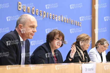 Bundespressekonferenz 'Impuls für messbare Bildungsziele' in Berlin