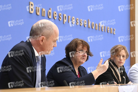 Bundespressekonferenz 'Impuls für messbare Bildungsziele' in Berlin