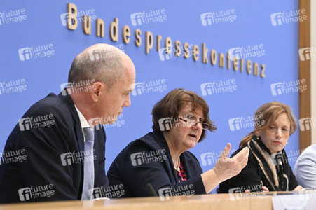 Bundespressekonferenz 'Impuls für messbare Bildungsziele' in Berlin
