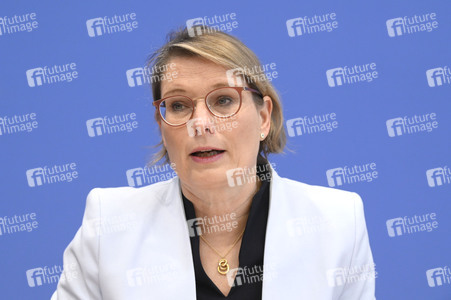 Bundespressekonferenz 'Impuls für messbare Bildungsziele' in Berlin