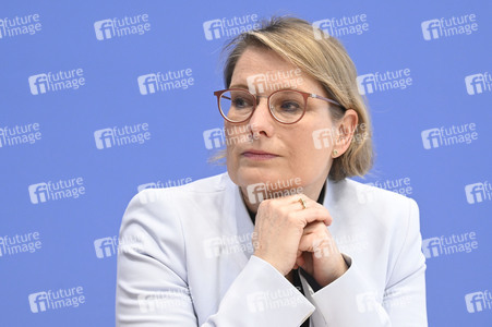 Bundespressekonferenz 'Impuls für messbare Bildungsziele' in Berlin