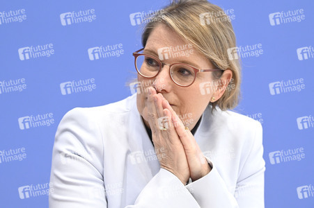 Bundespressekonferenz 'Impuls für messbare Bildungsziele' in Berlin