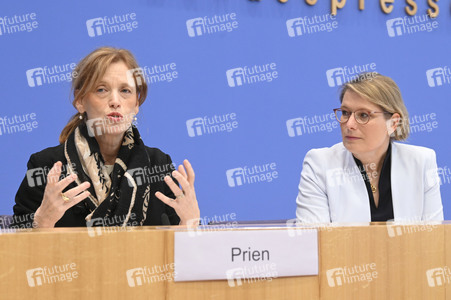 Bundespressekonferenz 'Impuls für messbare Bildungsziele' in Berlin