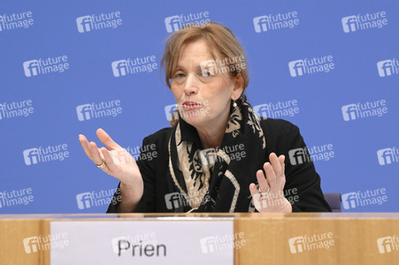 Bundespressekonferenz 'Impuls für messbare Bildungsziele' in Berlin