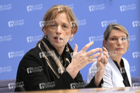 Bundespressekonferenz 'Impuls für messbare Bildungsziele' in Berlin