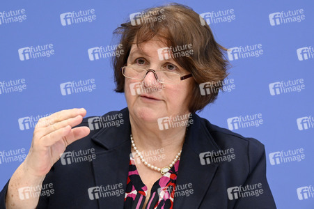 Bundespressekonferenz 'Impuls für messbare Bildungsziele' in Berlin