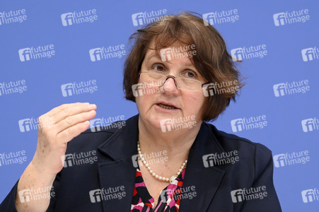 Bundespressekonferenz 'Impuls für messbare Bildungsziele' in Berlin