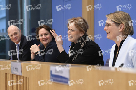Bundespressekonferenz 'Impuls für messbare Bildungsziele' in Berlin