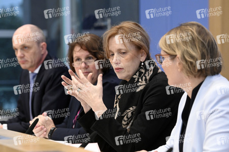 Bundespressekonferenz 'Impuls für messbare Bildungsziele' in Berlin